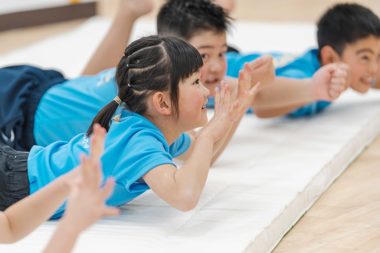 準備運動をするジュニア体育スクールの生徒