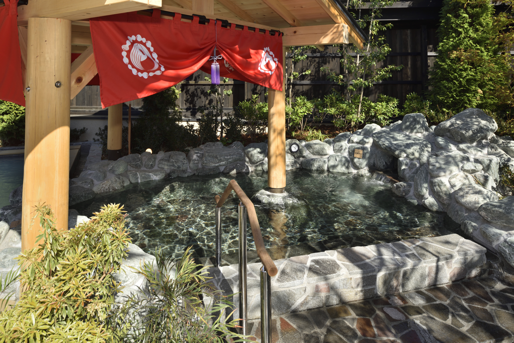 岩風呂(温泉)