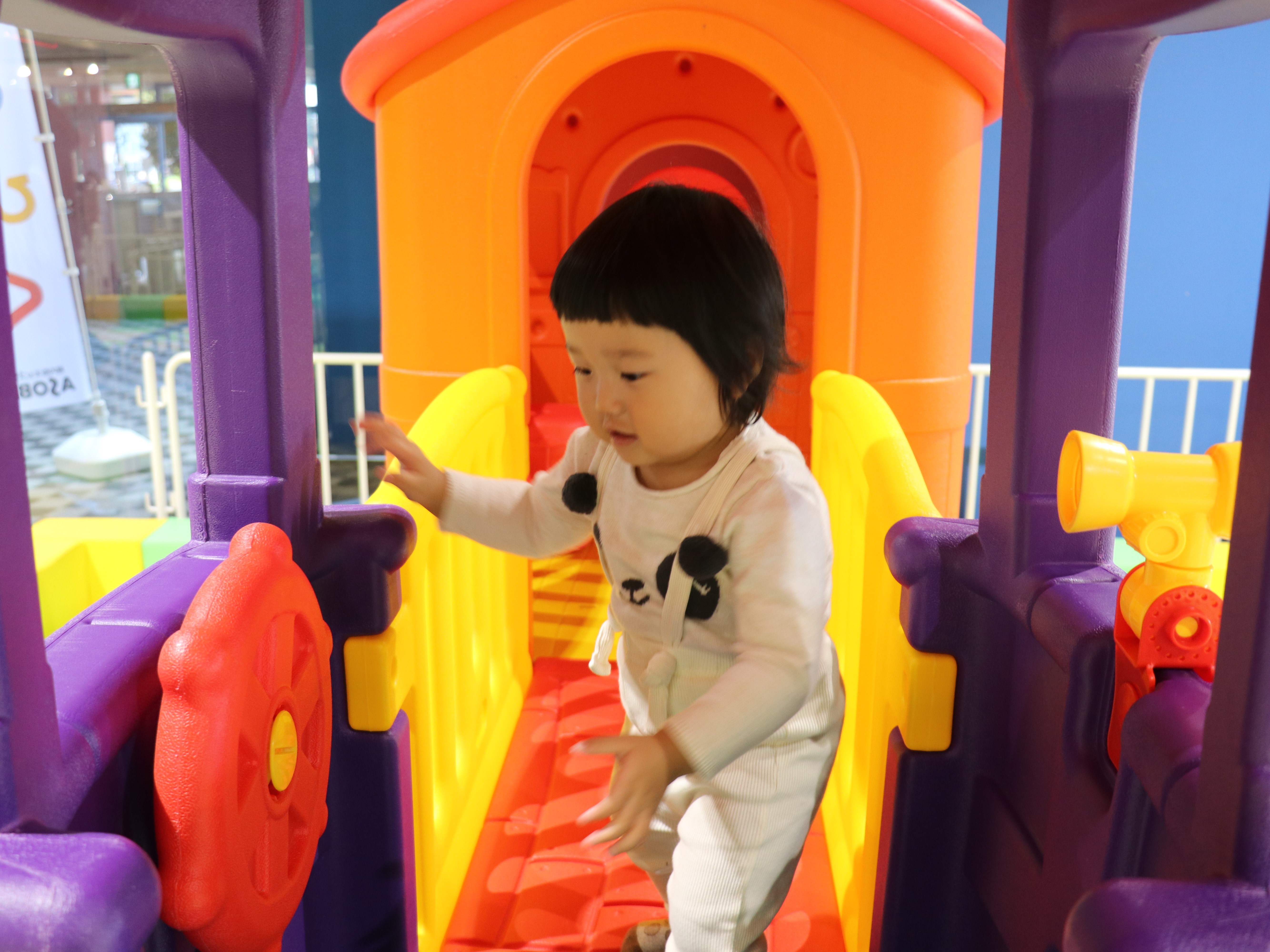 遊具で遊ぶ子ども