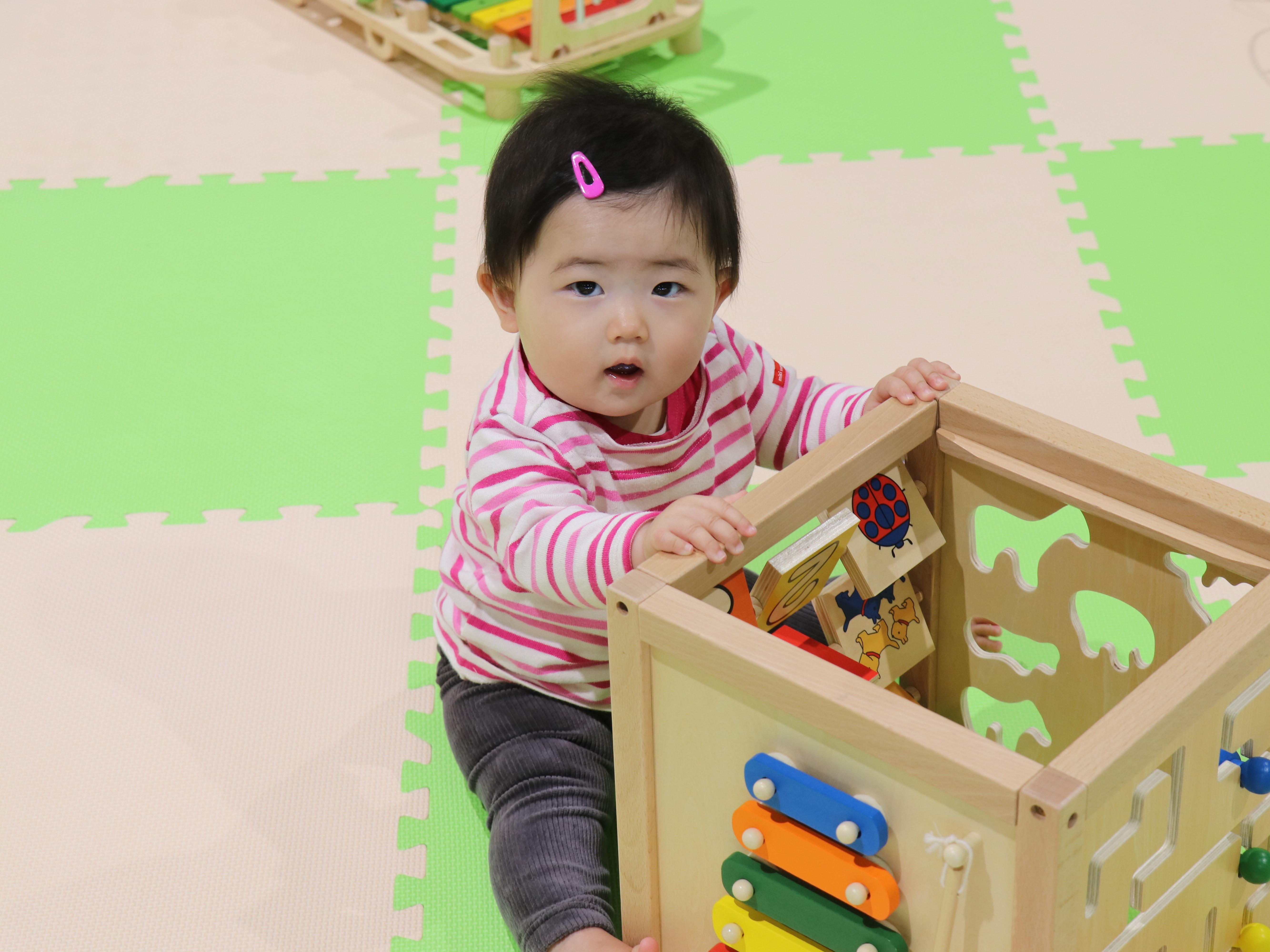 遊具で遊ぶ子ども